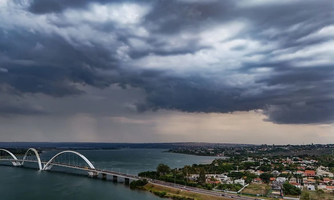 TEMPERATURAS SOBEM NO PAÍS, MAS INMET MANTÉM ALERTAS DE TEMPESTADES E BAIXA UMIDADE