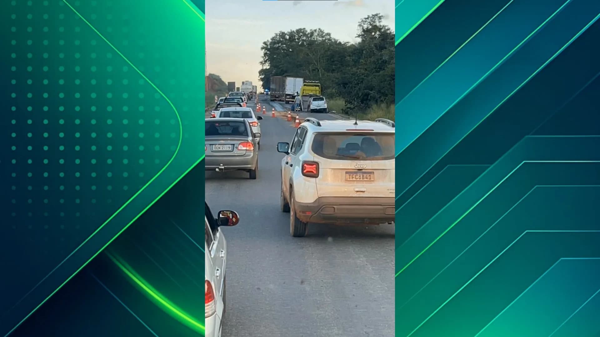 Acidente com três carro trava trânsito na BR-153