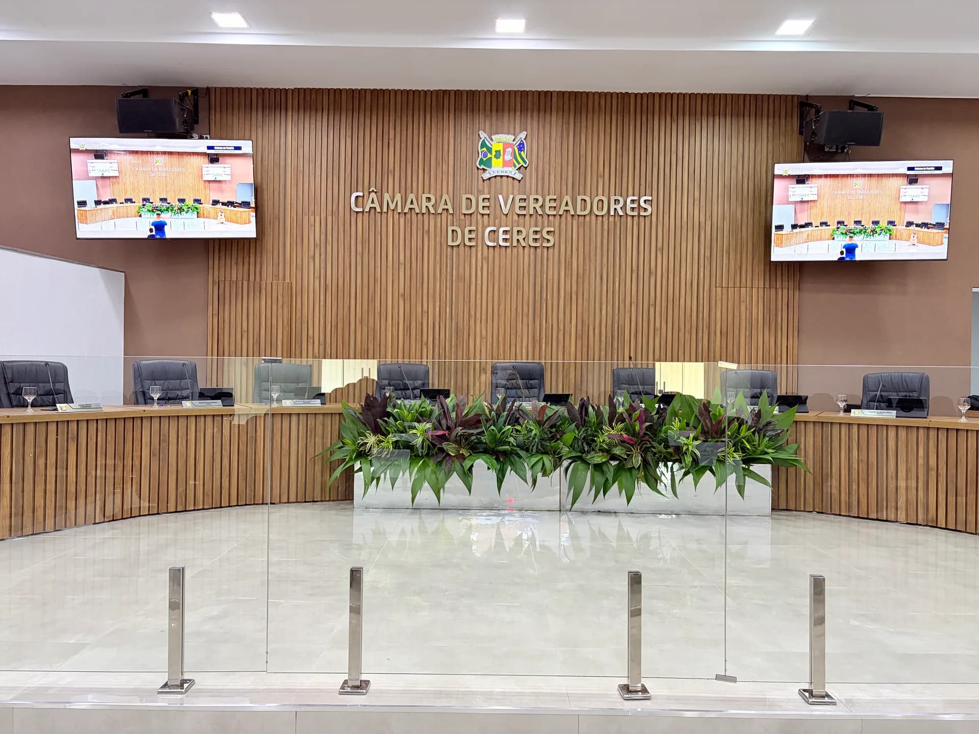 Câmara de Ceres reinaugura plenário e homenageia ex-presidentes e vereadoras