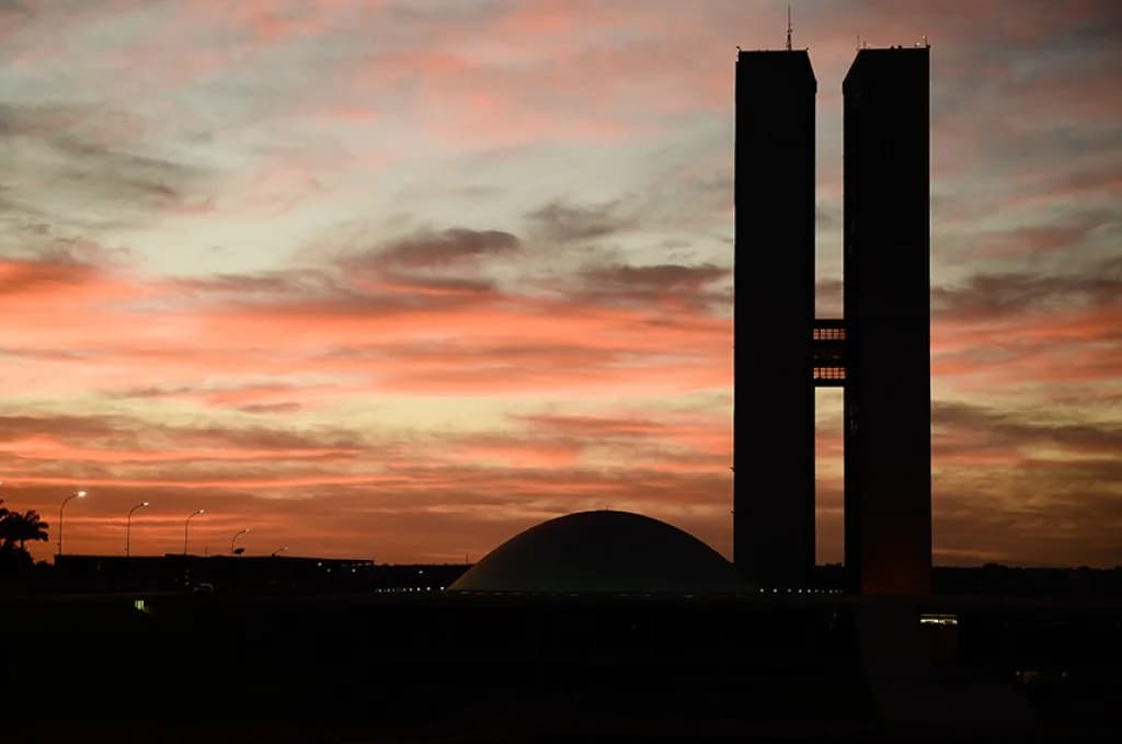 ELEITORES ESCOLHEM 54 NOVOS SENADORES PARA MANDATO DE OITO ANOS