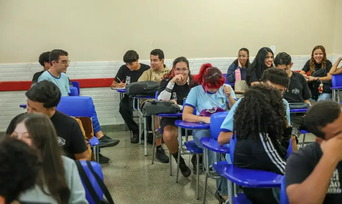 ENEM ENTRA NA RETA FINAL COM FOCO EM REVISÃO E RESOLUÇÃO DE QUESTÕES