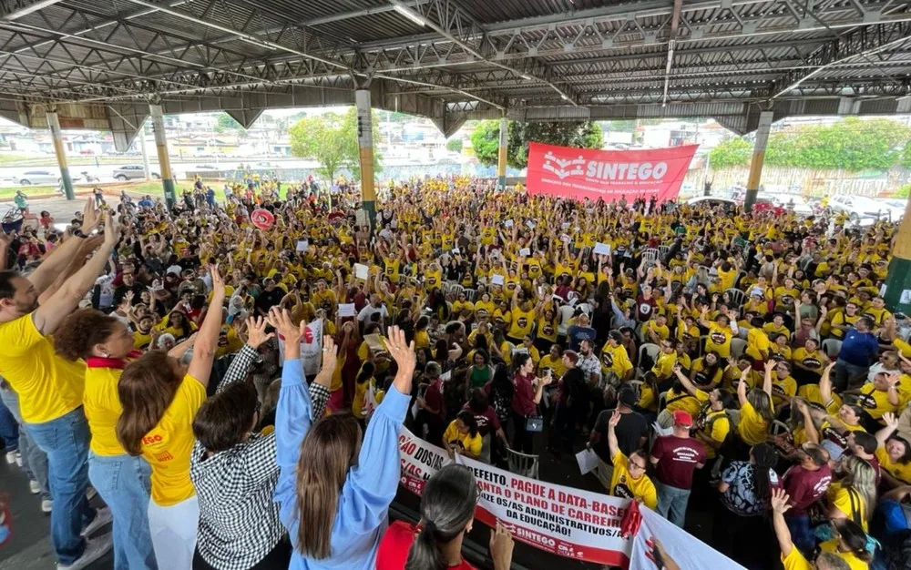 Servidores da Educação suspendem greve em Goiânia