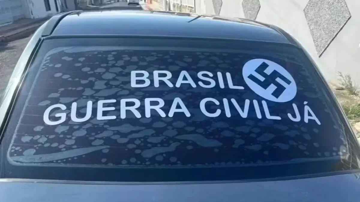 Idoso é preso em SC por exibir suástica em veículo e apologia ao nazismo